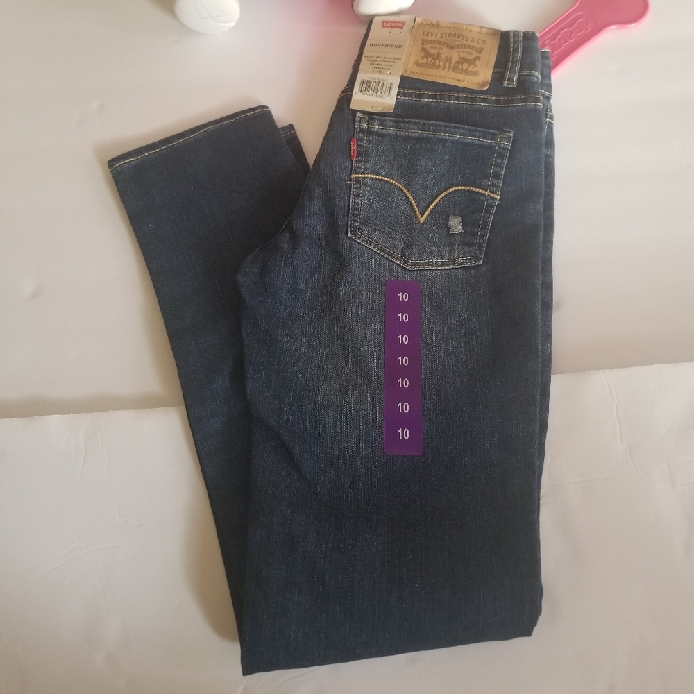 Levi's boyfriend jeans.